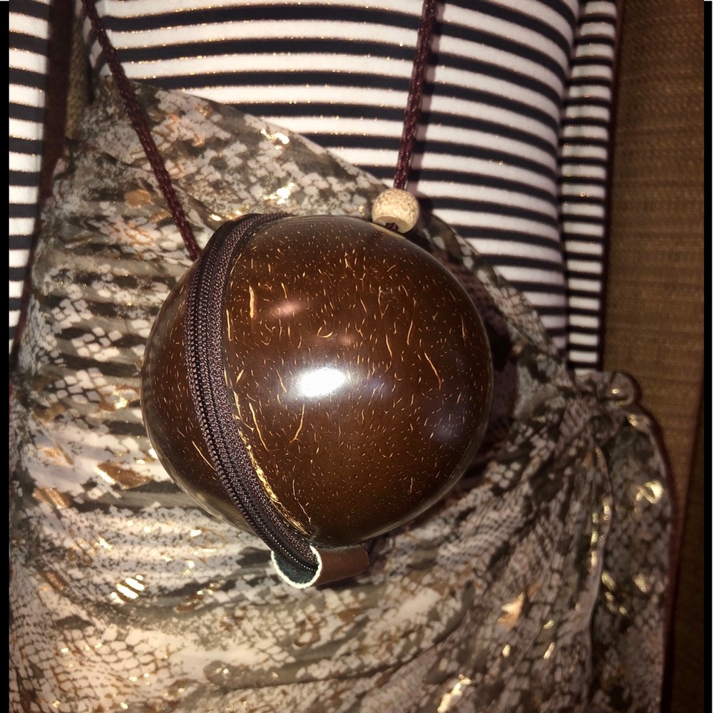 TOMMY BAHAMA COCONUT CROSSBODY BAG